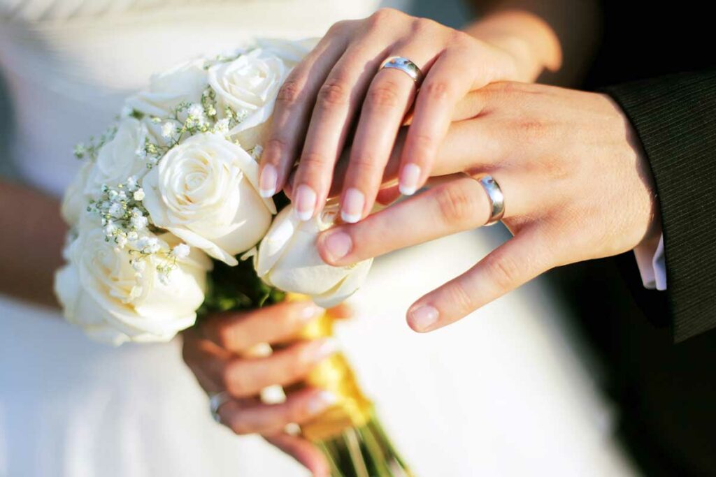brides hands with flowers showing details of wedding videography